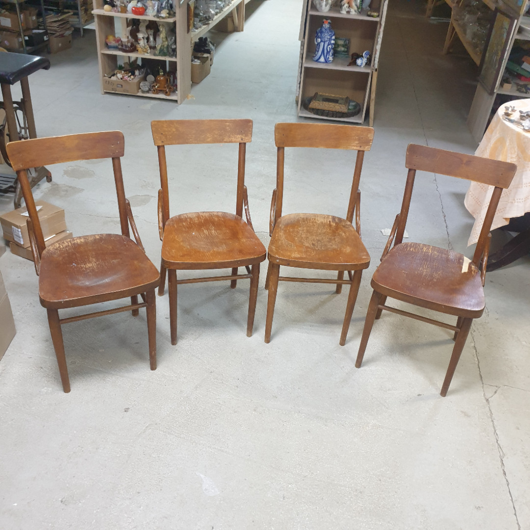 Четыре деревянных стула, СССР. Картинка 1